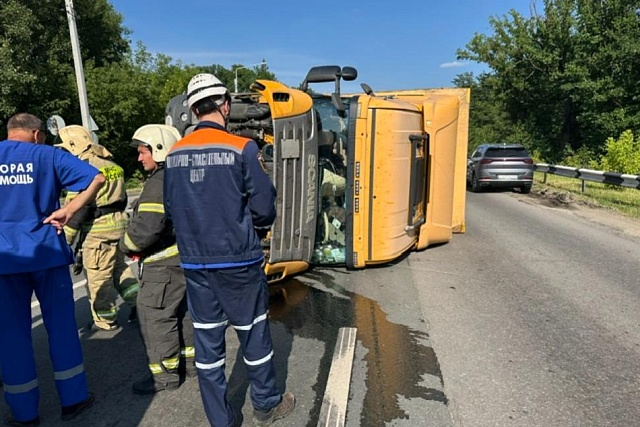 Спасатели приняли участие в ликвидации последствий ДТП